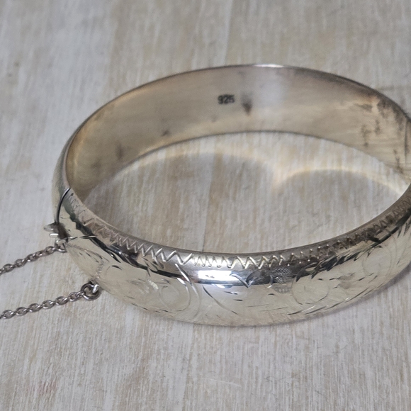 Engraved 925 SterlingSilver Bangle Bracelet With Safety Chain - Picture 6 of 7